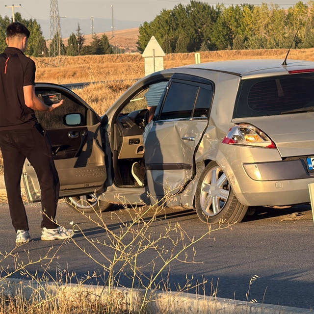 Eskişehir'de iki araç kavşakta çarpıştı: 3 yaralı