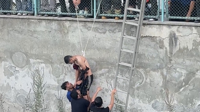 Kanala düşen genci arkadaşı yakaladı, itfaiye kurtardı