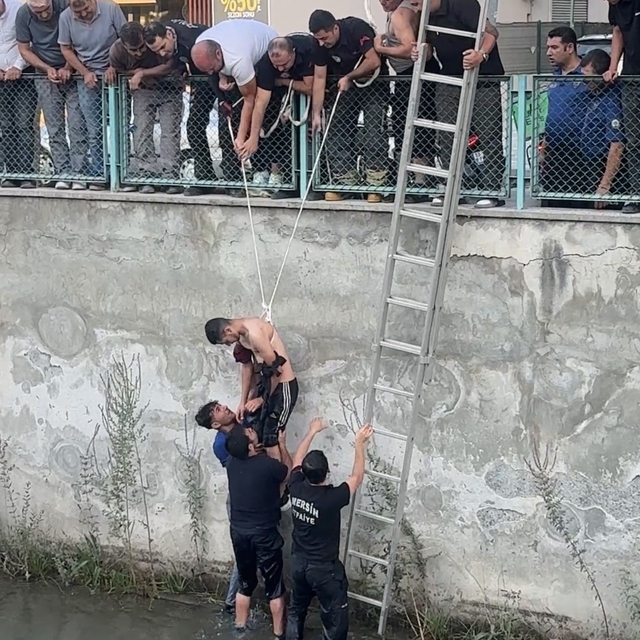 Kanala düşen genci arkadaşı yakaladı, itfaiye kurtardı