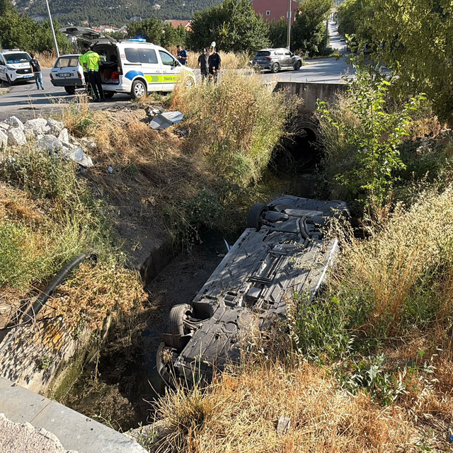 Kanala devrilen otomobilin sürücüsü yaralandı