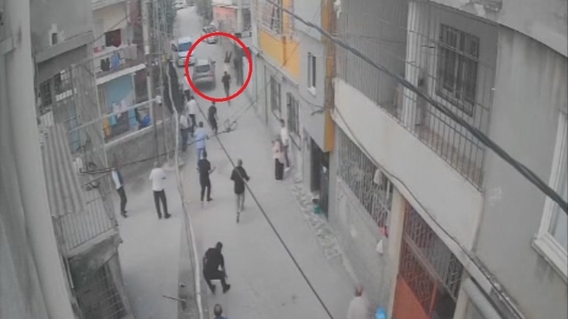 Kavgada otomobilini kalabalığın üzerine sürdü: 1'i ağır 4 yaralı
