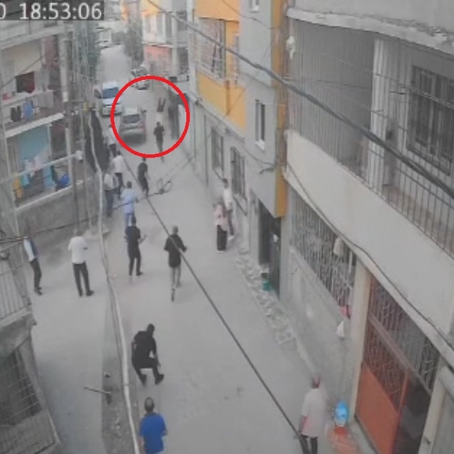 Kavgada otomobilini kalabalığın üzerine sürdü: 1'i ağır 4 yaralı