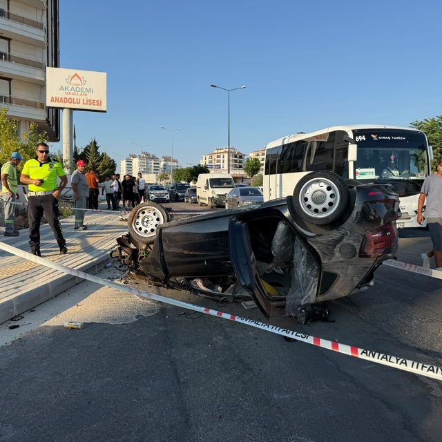 Antalya'da refüje çarpan otomobilin takla atma anı kamerada: 2 yaralı