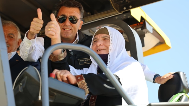 Vali Aygöl, Çemişgezek'te ilk sıcak asfalt serimini Ayşe teyze ile başlattı