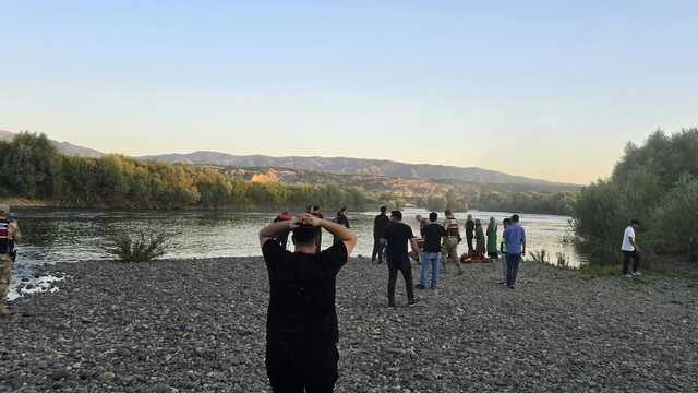 Bingöl'de nehirde akıntıya kapılan iki kardeşten biri kayboldu