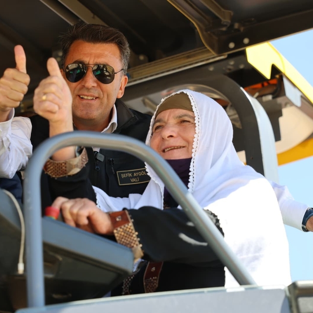 Vali Aygöl, Çemişgezek'te ilk sıcak asfalt serimini Ayşe teyze ile başlattı
