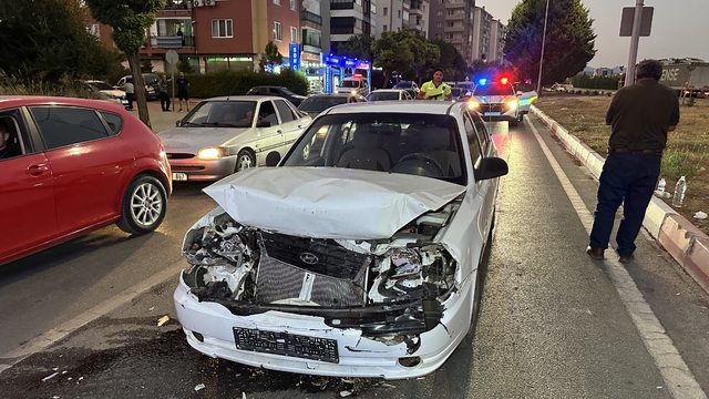 Kırmızı ışıkta bekleyen otomobile çarptı: 3 yaralı