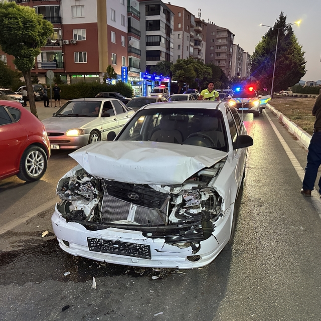 Kırmızı ışıkta bekleyen otomobile çarptı: 3 yaralı