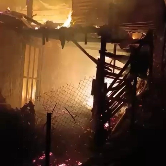 Hatay'da 2 katlı ahşap ev alevlere teslim oldu