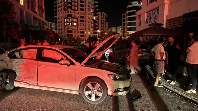 Niğde'de zincirleme kaza: 5 araca hasar veren sürücü olay yerinden kaçtı