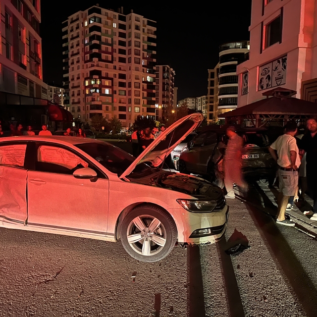 Niğde'de zincirleme kaza: 5 araca hasar veren sürücü olay yerinden kaçtı
