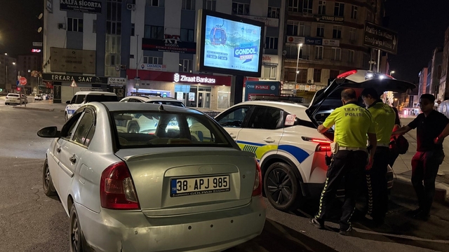 Kayseri'de korsan taksicilik yapan sürücüye 100 bin TL para cezası
Korsan taksideki yolcunun üzerinden 15 gram uyuşturucu madde ele geçirildi