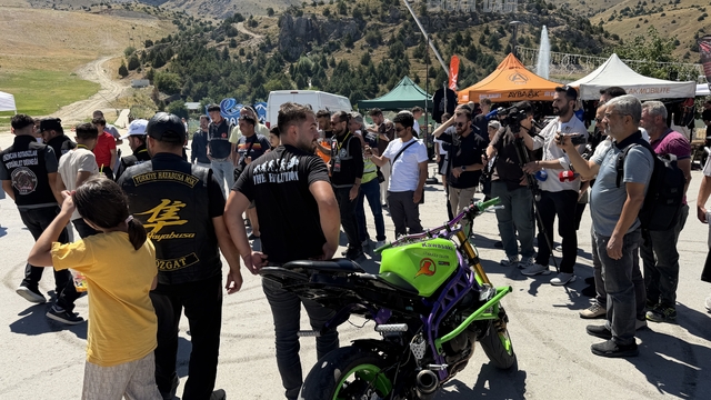 Erzincan'da 'Ergan Motofest' akrobasi şovuyla başladı