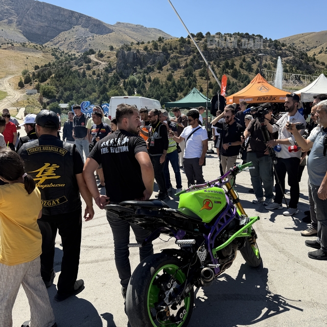 Erzincan'da 'Ergan Motofest' akrobasi şovuyla başladı