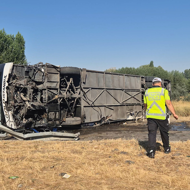 Yolcu otobüsü devrildi: 22 yaralı