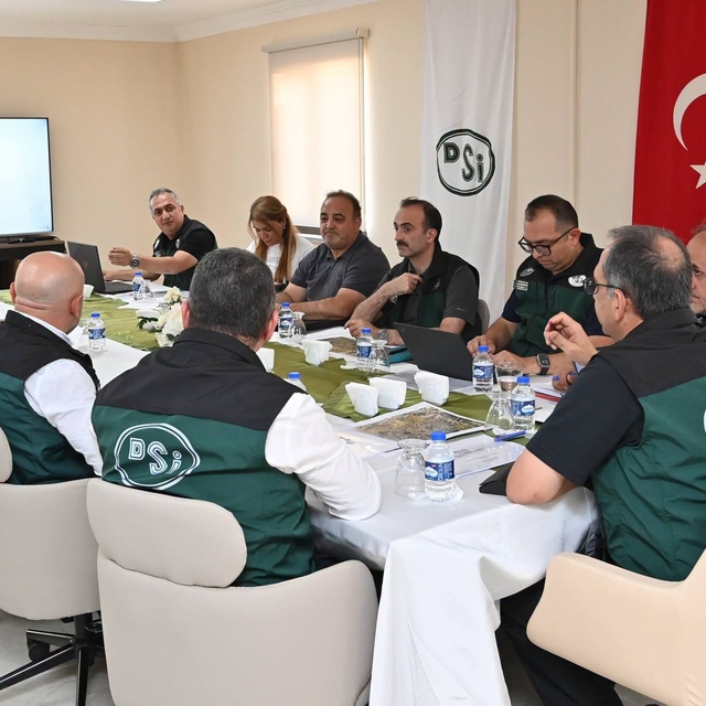 Kırklartepe Barajı sulama inşaatı şantiyesinde toplantı