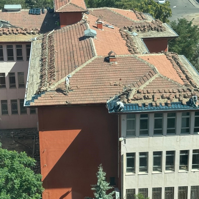 Diyarbakır'da işçiler, güvenlik önlemi almadan çatıyı tamir etti