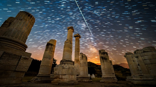 Artemis'in sütunlarından Samanyolu'na: Sardes'te kozmik şölen
Binlerce yıllık tarihin üzerinde yıldızların dansı
Sardes Antik Kenti'nde astrofotografi şöleni
Samanyolu, meteorlar ve yıldız izleri bir arada