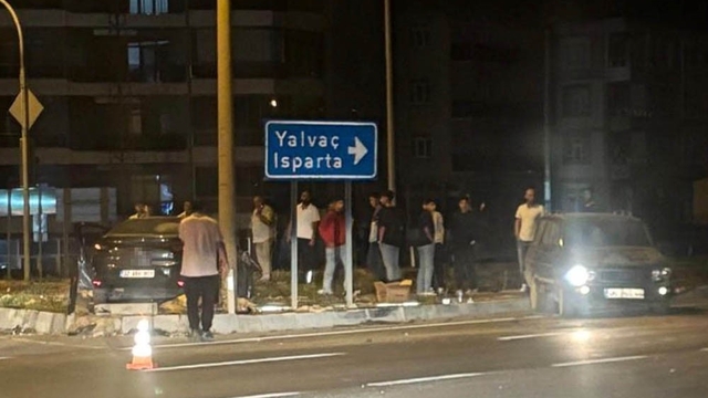 Isparta'da kavşakta iki otomobil çarpıştı: 3 yaralı