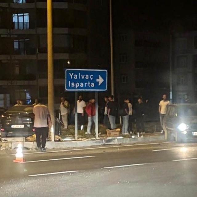 Isparta'da kavşakta iki otomobil çarpıştı: 3 yaralı