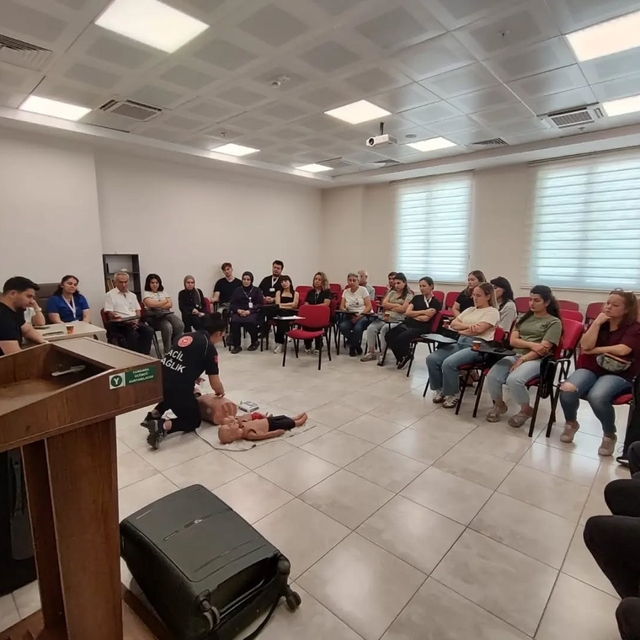 Karacasu Devlet Hastanesi'nde CPR eğitimi verildi