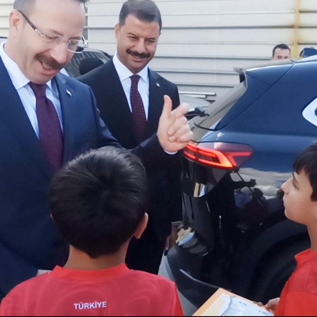 'Stadın ışıkları yanmıyor' diyen çocuklara validen esprili yanıt