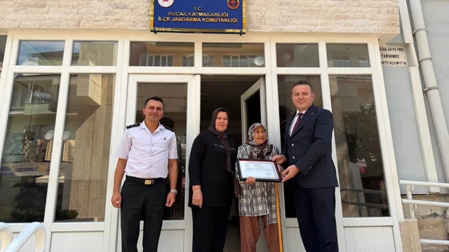 Yıllarca simit satarak kazandıkları evlerini jandarmaya bağışladı