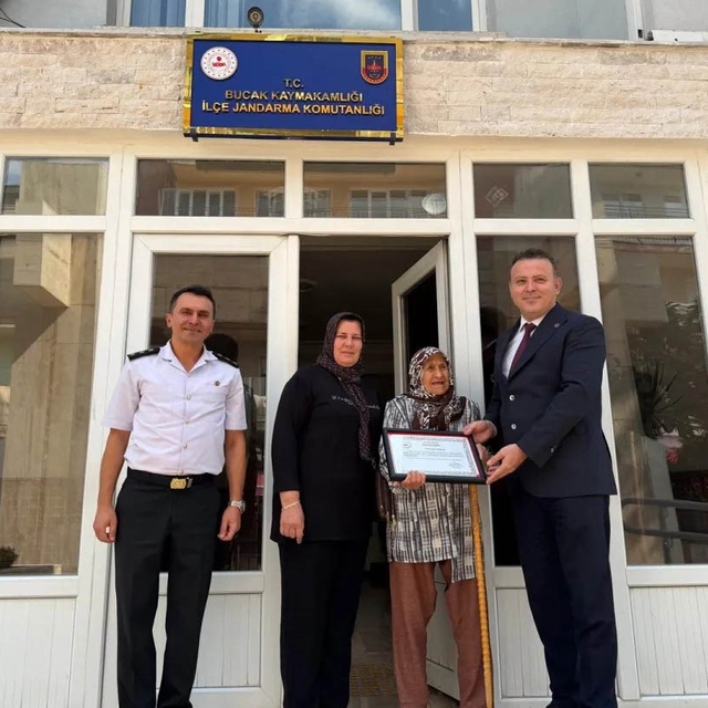 Yıllarca simit satarak kazandıkları evlerini jandarmaya bağışladı