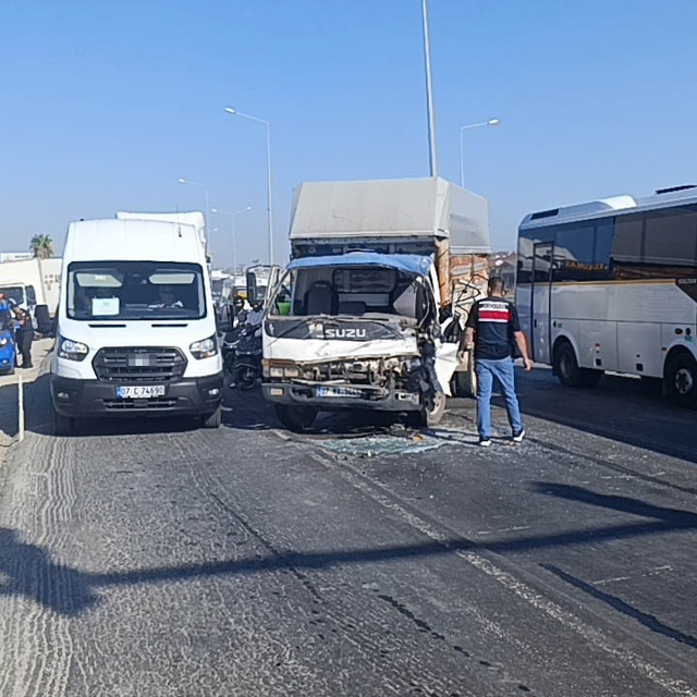 Kamyon, kamyona arkadan çarptı, 5 kilometre araç kuyruğu oluştu