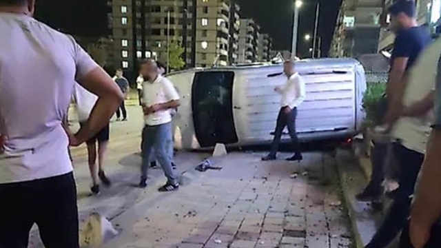 Siirt'te araç kaldırıma çıkıp yan yattı