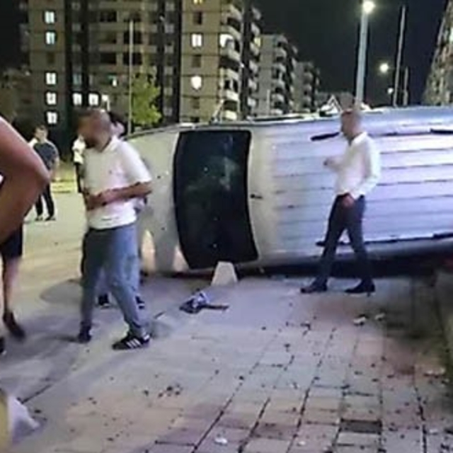 Siirt'te araç kaldırıma çıkıp yan yattı