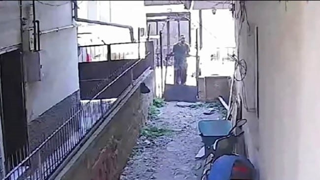 Hurdacının cesareti pes dedirtti
Güpegündüz kapıyı söküp el arabasına yükledi
Güvenlik kameralarına yakalanınca, gelip kapıyı geri taktı