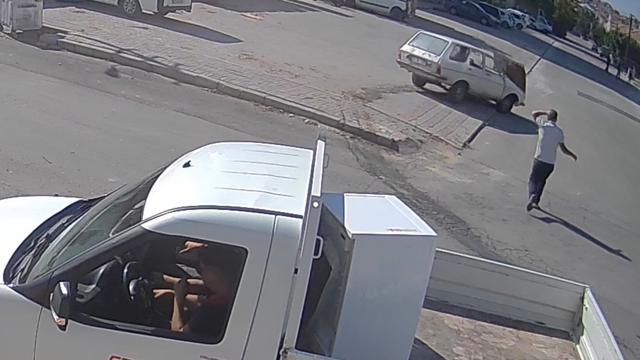 Karaman'da film sahnelerini aratmayan kaza: 4 yaralı
Kazada direksiyondan yola fırlayan sürücü otomobilin peşinden koşarken, yolcunun aracı durdurmaya çalıştığı anlar kameraya yansıdı