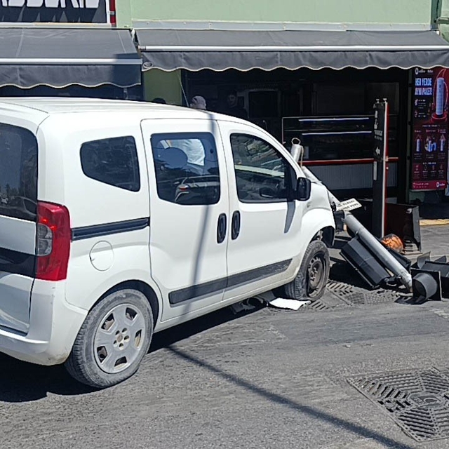 Ticari taksiyle çarpışan hafif ticarinin iş yerine girmesini trafik lambala...
