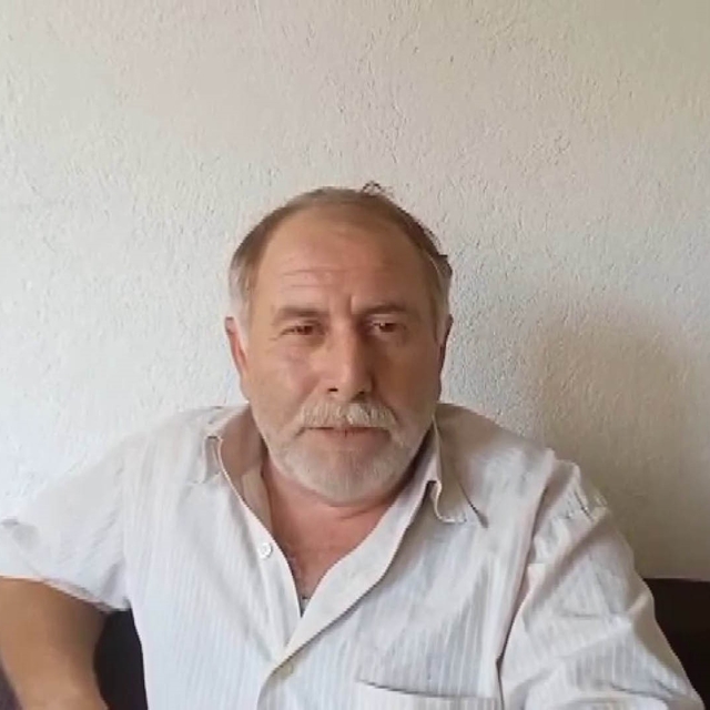 Sıcaktan bunaldı, yağmuru fırsat bilip adeta banyo yaptı