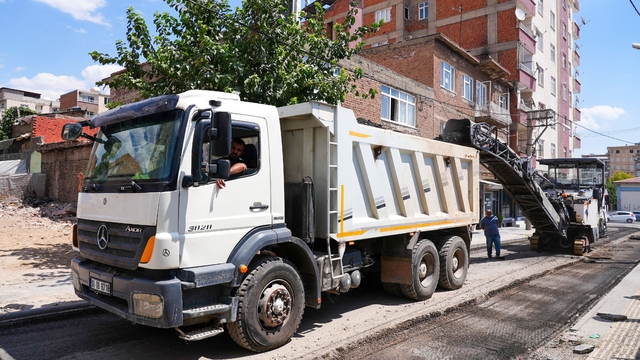 Bağlar'da 5 cadde sıcak asfaltla yenileniyor