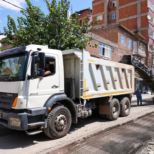 Bağlar'da 5 cadde sıcak asfaltla yenileniyor