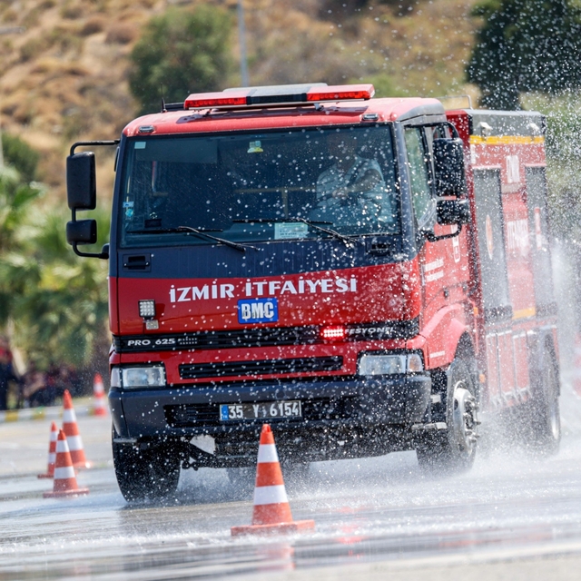 İzmir İtfaiyesi'nin şoförleri zorlu eğitimlerden geçiyor