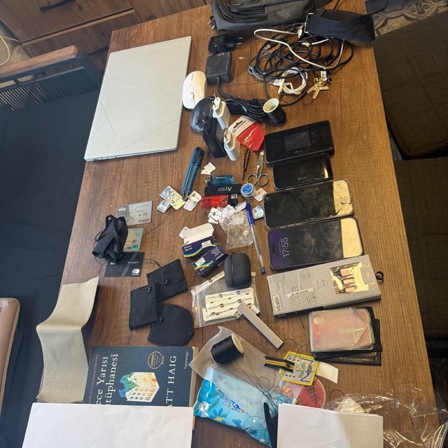 Garda bulunan çantadan kopya düzenekleri çıktı, öğretmen gözaltına alındı
