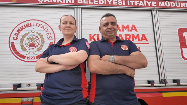 İtfaiyeci çift birlikte can kurtarıyor: Biri telsiz başında, diğeri olay yerinde görevini aşkla yapıyor