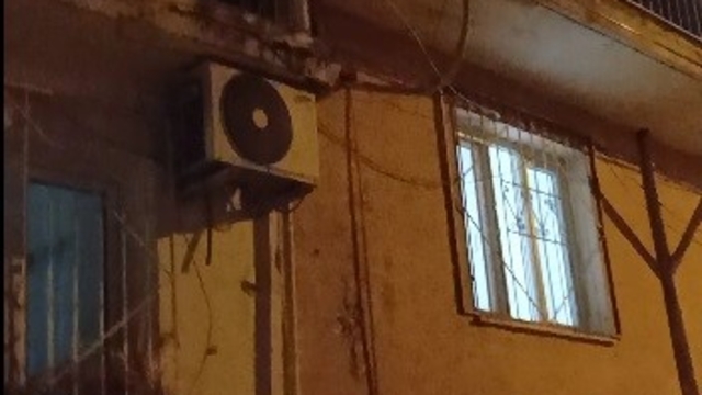 Kavga ederken elektrik tellerine düştü, kedinin imdadına mahalleli yetişti
Tellerde asılı kalan kediyi battaniye gererek kurtardılar