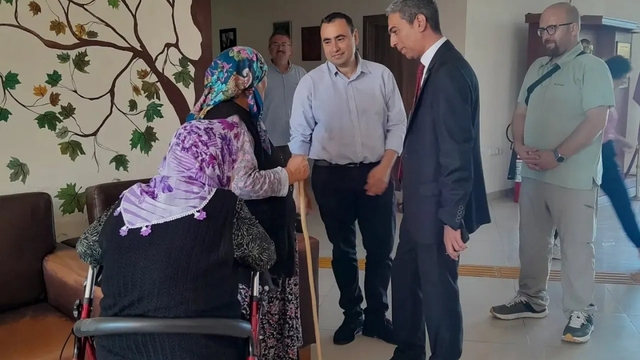 Sinop'ta huzurevi sakinlerine sürpriz doğum günü