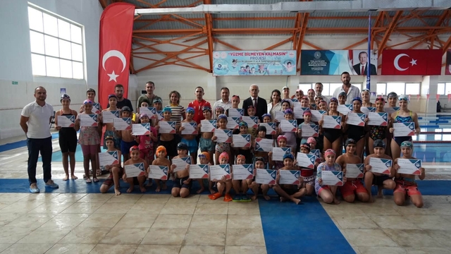 Yaz boyunca kulaç attılar sertifikalarını aldı