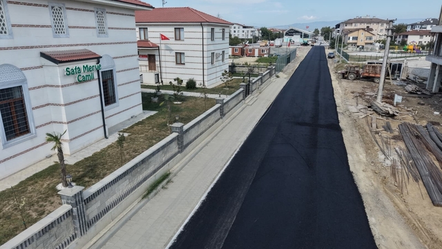 Başkan Özlü direksiyonu geçti yeni asfaltlanan yolları yerli otomobil ile test etti