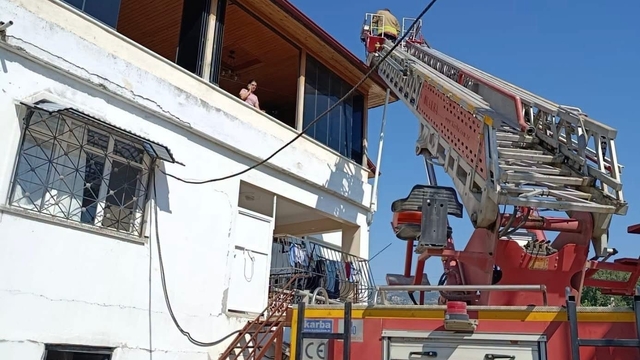 Defne'de çatı yangını binaya sıçramadan söndürüldü