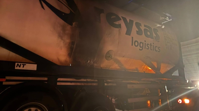 Bilecik'te seyir halindeki tırın dorsesi alev aldı