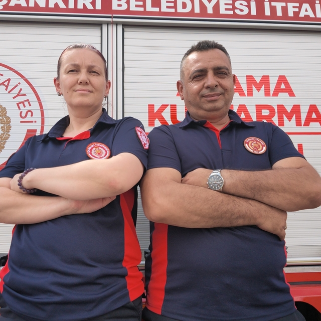 İtfaiyeci çift birlikte can kurtarıyor: Biri telsiz başında, diğeri olay ye...