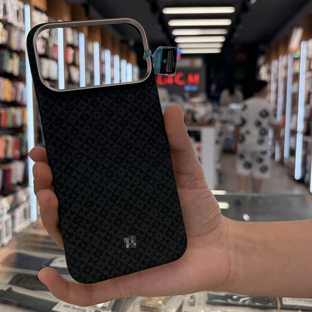 Cep telefonlarına sıcak hava kalkanı: Karbon kevlar kılıf