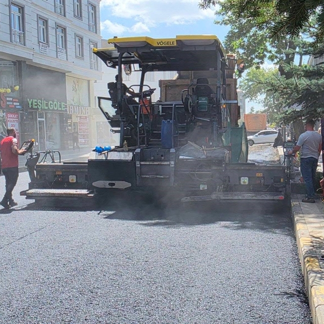 Kars'ta şehir içi yollarda asfalt seferberliği: Faikbey Caddesi yenileniyor