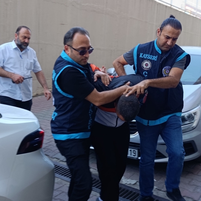Misafir olarak gittiği evin sahibini bıçaklayarak öldüren şüpheli adliyeye...